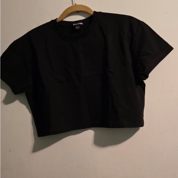 PrettyLittleThing Black Short Sleeve Crop Top - Picture 4 of 13